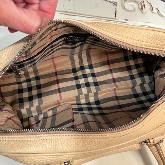 BURBERRY Creamy Tan Leather Rolled Handle Button Lock Bag - Picture 11 of 16